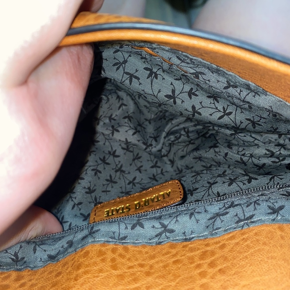 🐛Stylish Tan Women's Purse with lots of pockets! - Picture 6 of 14